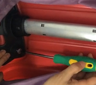 How to remove the rod of the trolley luggage?